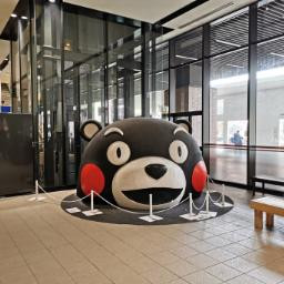 ID公開講座の拠点地、熊本駅の有名なスポット、くまモンコーナーです。